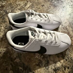 Nike Cortez easy on Little Kids White and Black Sneakers